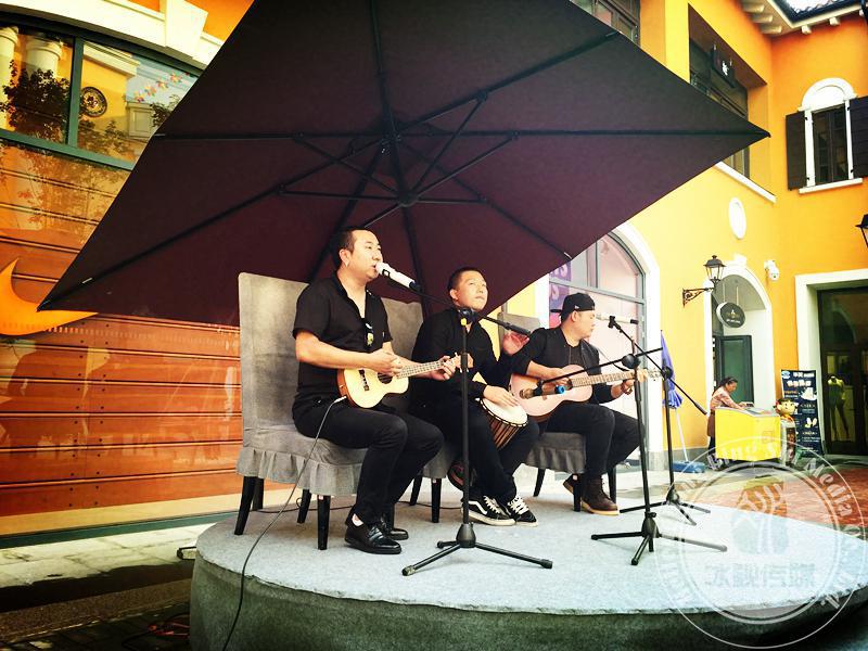 枫叶小镇风车节演艺